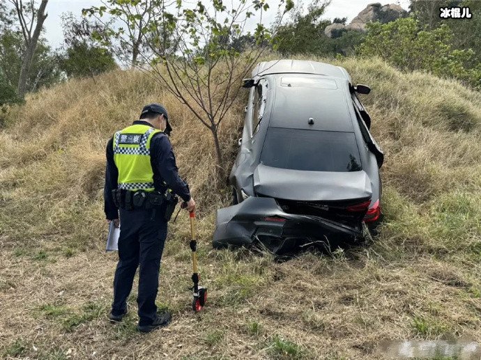 何润东拍戏时遭遇车祸，价值百万的跑车车尾被撞烂