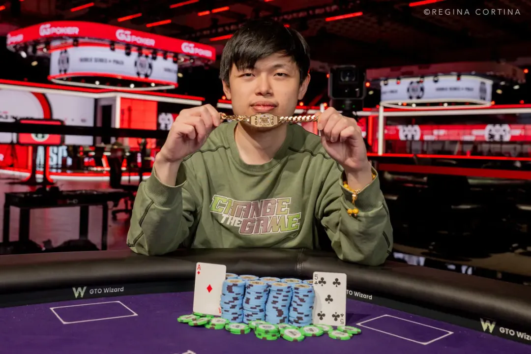 【APL扑克】生涯首进WSOP奖励圈即登顶！华人博士生Honghao Zhang斩获$1500六人桌金手链