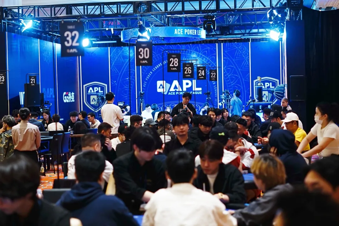 【APL扑克】APL济州岛｜奖池狂飙破保！主赛C/D组合共260人次参赛39人晋级，李欢/Zhang Xugang分别登顶小组CL！明日主赛“末班车”等你抄底！