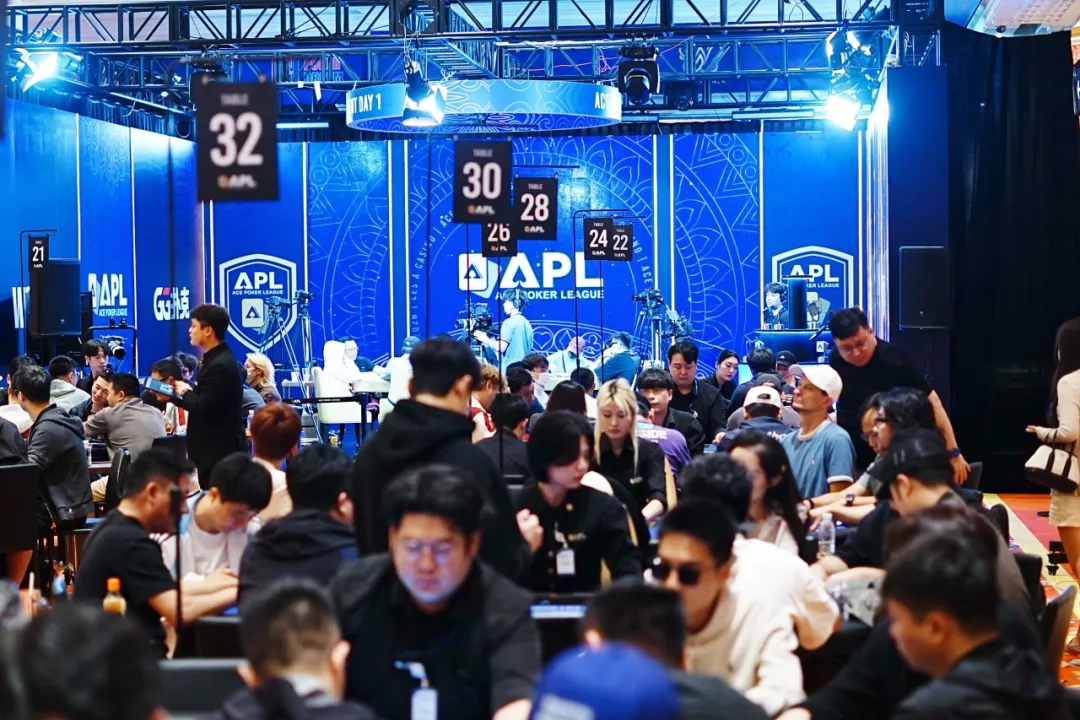 【APL扑克】APL济州岛｜续写高光！主赛狂卷1192人次参赛余172位选手挺进Day2，明日竞逐更高目标！徐杰明加冕系列赛双冠王
