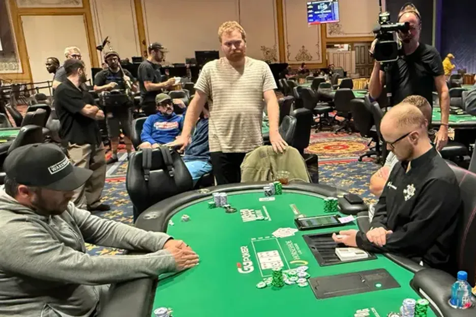 【APL扑克】WSOP主赛事“拖时间门”:为躺赚2万美金,他磨了整整17分钟