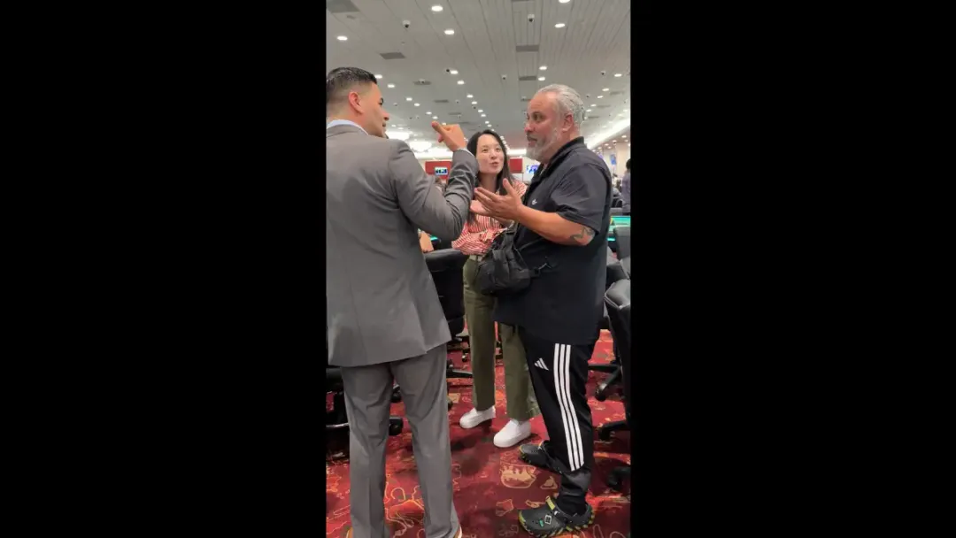 【APL扑克】规则书遇上荒诞剧:他坐错位置,全下了别人的记分牌并输掉,然后整个扑克圈吵翻了