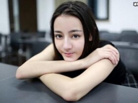 【APL扑克】迪丽热巴穿一身薄纱裙亮相活动,刺骨寒冬中令人心动!