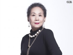 【APL扑克】她六十二岁才出道,如今比出道二十年的儿子还红
