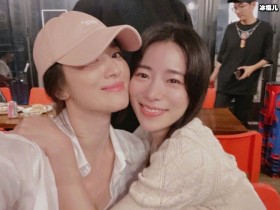 【APL扑克】《黑暗荣耀》宋慧乔和林智妍秀姐妹情,同框时贴脸亲亲