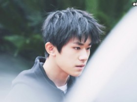 【APL扑克】易烊千玺出席活动眉心痣太抢镜,因为一颗痣登上了热搜