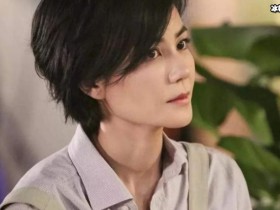 【APL扑克】王菲女儿第一次单独行动,街头摆摊做义卖每件只要100元