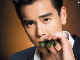 【APL扑克】彭于晏的发际线也开始上移?机场现身造型依旧帅气
