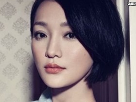 【APL扑克】周迅全新春季假期写真曝光,红色短发时尚懒散!