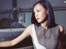 【APL扑克】李艾一家三口在院子里合影庆祝结婚纪念日,儿子玩的十分开心