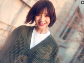 【APL扑克】唐艺昕晒孕期美照,游泳似少女网友大呼羡慕