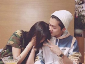 【APL扑克】关晓彤现身北京杜莎夫人蜡像馆,参加蜡像揭幕仪式并与自己的蜡像