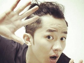 【APL扑克】王祖蓝全心陪伴女儿玩耍惹李亚男吃醋发文,字里行间却透露着幸福