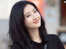 【APL扑克】一字领黑色打底加上格子外套,景甜这样搭配好飒