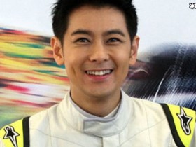 【APL扑克】林志颖一家聚餐林妈独坐沙发,公筷夹菜引网友热议