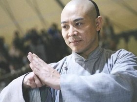 【APL扑克】李连杰胸前饰品一颗就价值不菲,但是看似不起眼