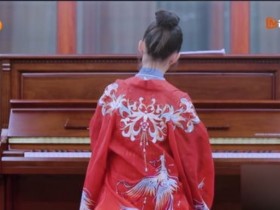 【APL扑克】吉娜参加《天天向上》现场量腰围,比雷佳音头围还要细