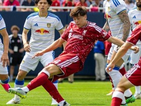 【APL扑克】热身赛利物浦2-0领先遭大逆转,利兹联连灌四球送伊劳拉首败
